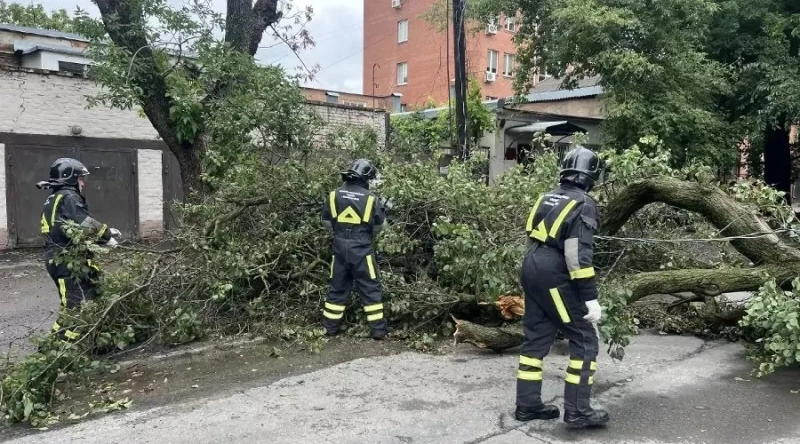 В Ростове режим ЧС после непогоды 28 пострадавших
